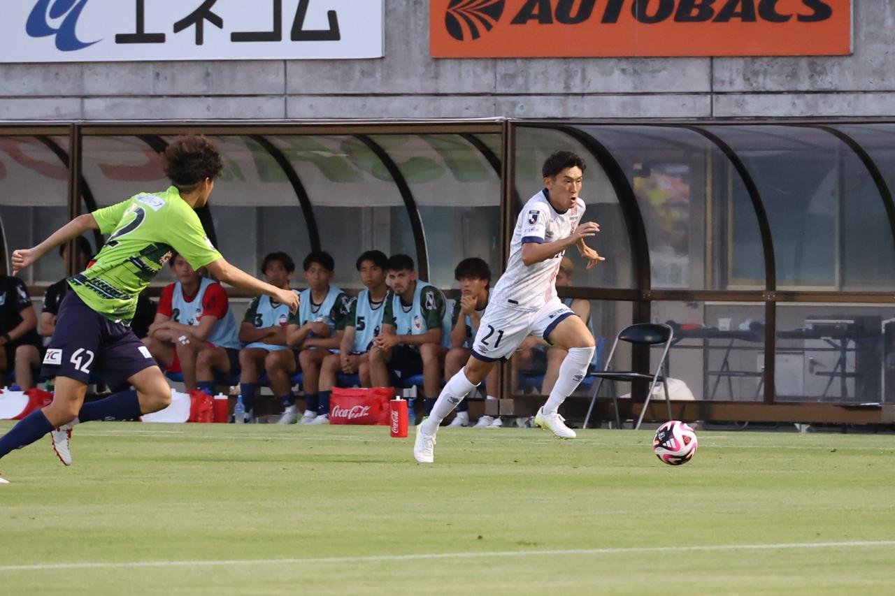 画像 : 1番目の画像 - 【写真】牛之濵はスピードに乗ったドリブルなどで北九州の攻撃をリードした（写真◎石倉利英） - サッカーマガジンWEB