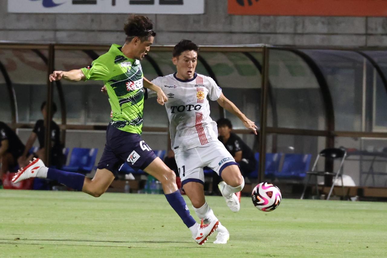 画像 : 2番目の画像 - 【写真】牛之濵はスピードに乗ったドリブルなどで北九州の攻撃をリードした（写真◎石倉利英） - サッカーマガジンWEB