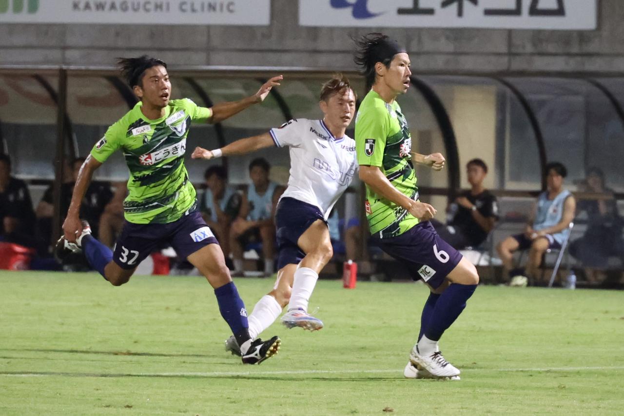 画像 : 3番目の画像 - 【写真】実績十分の齋藤、川又などが先発出場した沼津。0-3から終盤に1点を返したものの及ばなかった（写真◎石倉利英） - サッカーマガジンWEB