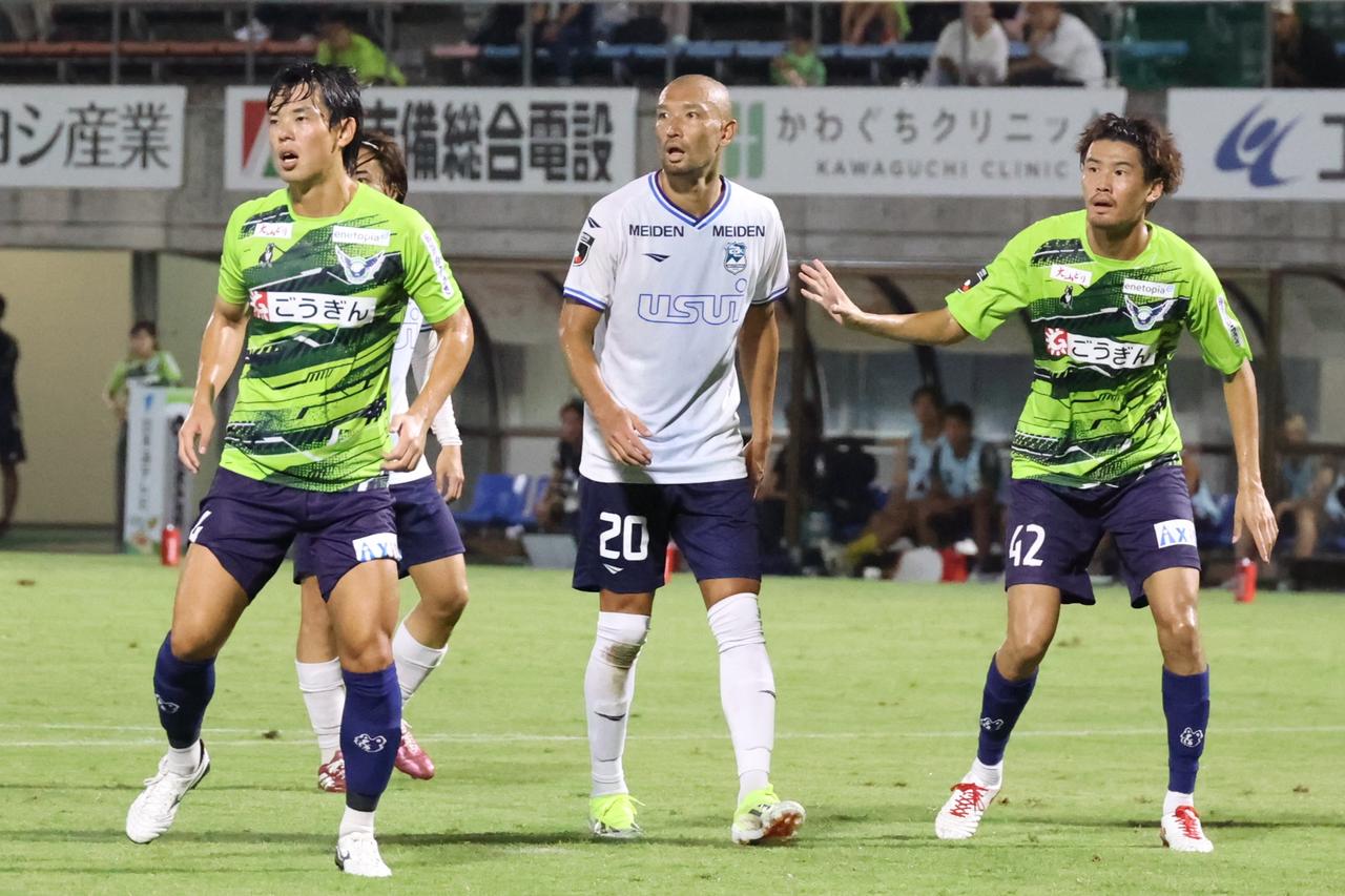 画像 : 2番目の画像 - 【写真】実績十分の齋藤、川又などが先発出場した沼津。0-3から終盤に1点を返したものの及ばなかった（写真◎石倉利英） - サッカーマガジンWEB