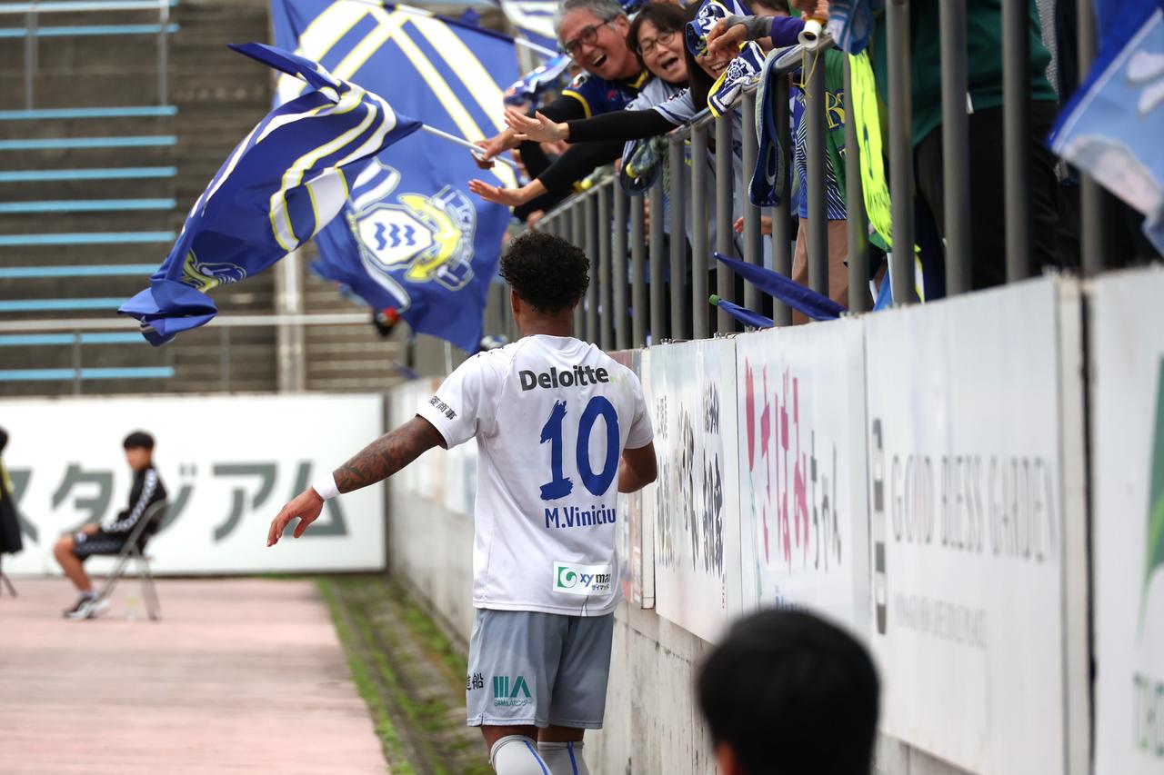 画像 : 7番目の画像 - 【写真】歓喜のジャンプ、観客とハイタッチ、ウェズレイ・タンキとの『フュージョン』、雄叫び! マルクス・ヴィニシウスのゴール&パフォーマンスを振り返る(写真◎石倉利英) - サッカーマガジンWEB