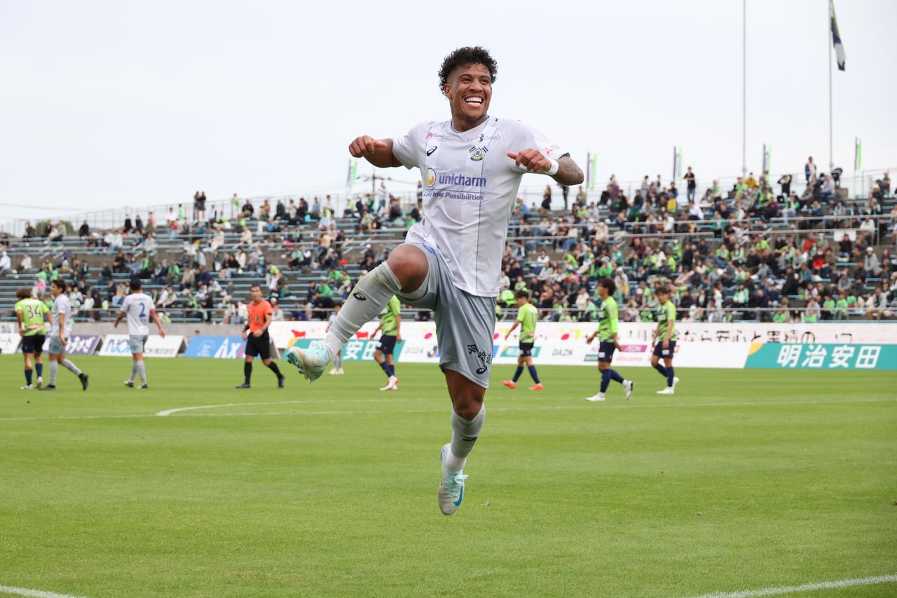 画像 : 13番目の画像 - 【写真】歓喜のジャンプ、観客とハイタッチ、ウェズレイ・タンキとの『フュージョン』、雄叫び! マルクス・ヴィニシウスのゴール&パフォーマンスを振り返る(写真◎石倉利英) - サッカーマガジンWEB