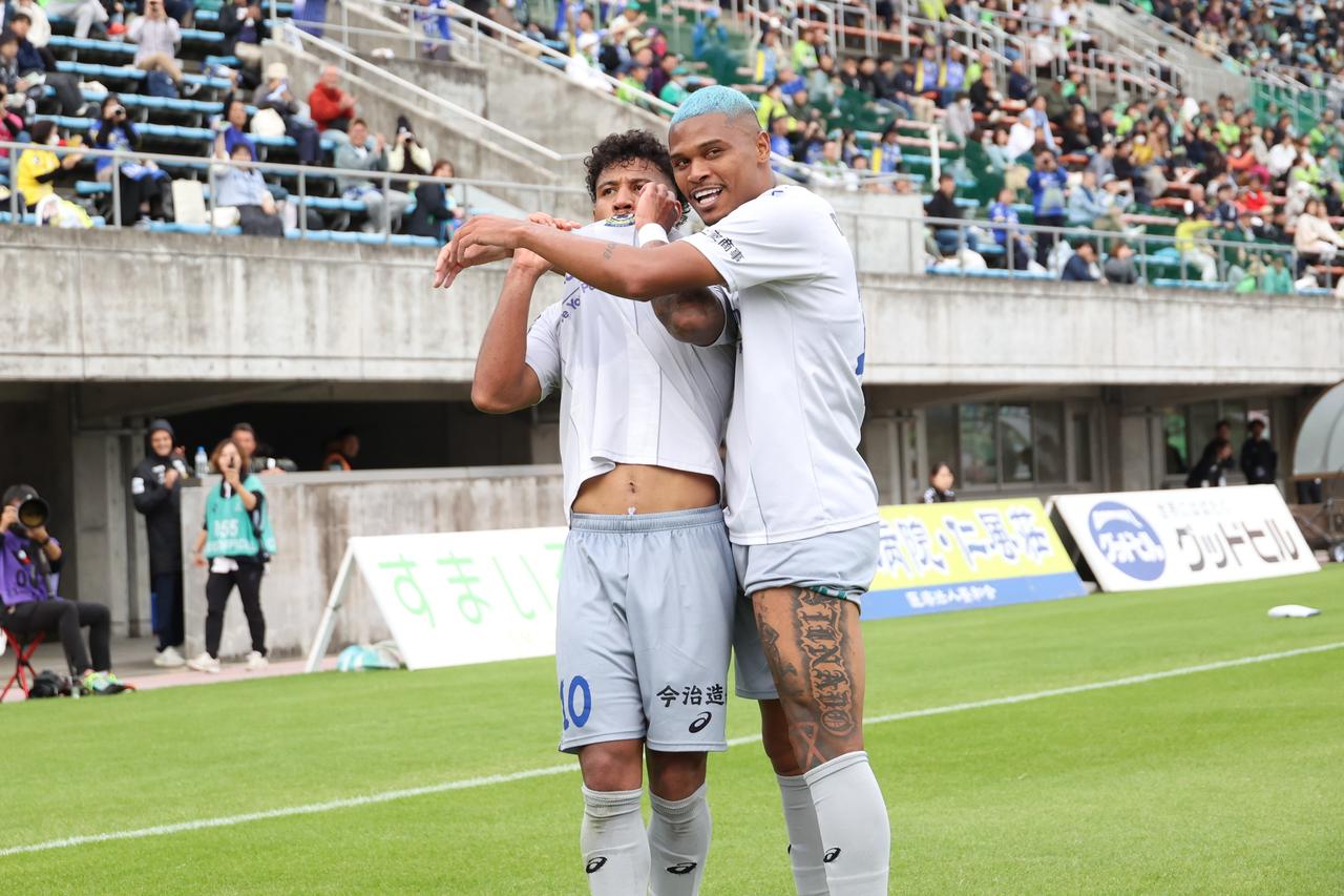 画像 : 19番目の画像 - 【写真】歓喜のジャンプ、観客とハイタッチ、ウェズレイ・タンキとの『フュージョン』、雄叫び! マルクス・ヴィニシウスのゴール&パフォーマンスを振り返る(写真◎石倉利英) - サッカーマガジンWEB