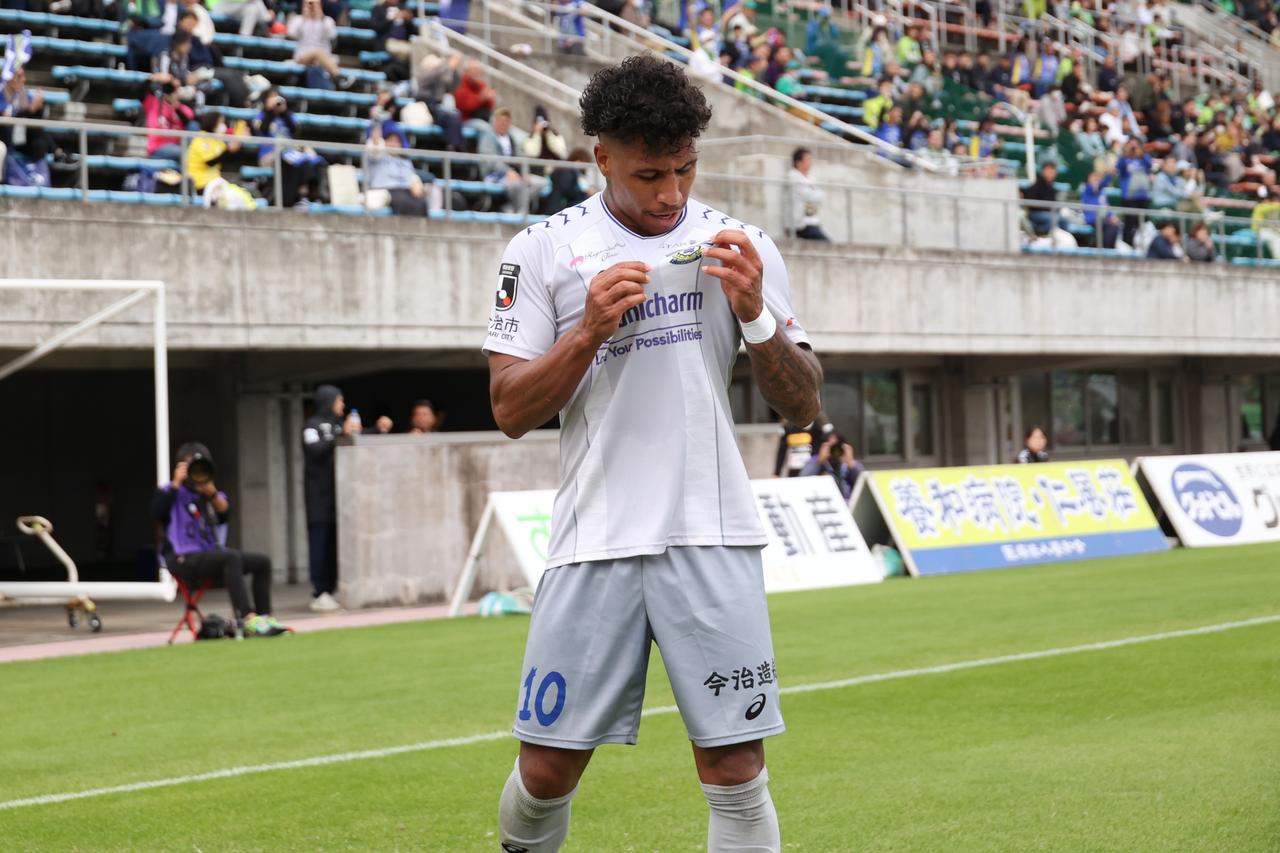 画像 : 17番目の画像 - 【写真】歓喜のジャンプ、観客とハイタッチ、ウェズレイ・タンキとの『フュージョン』、雄叫び！ マルクス・ヴィニシウスのゴール＆パフォーマンスを振り返る（写真◎石倉利英） - サッカーマガジンWEB