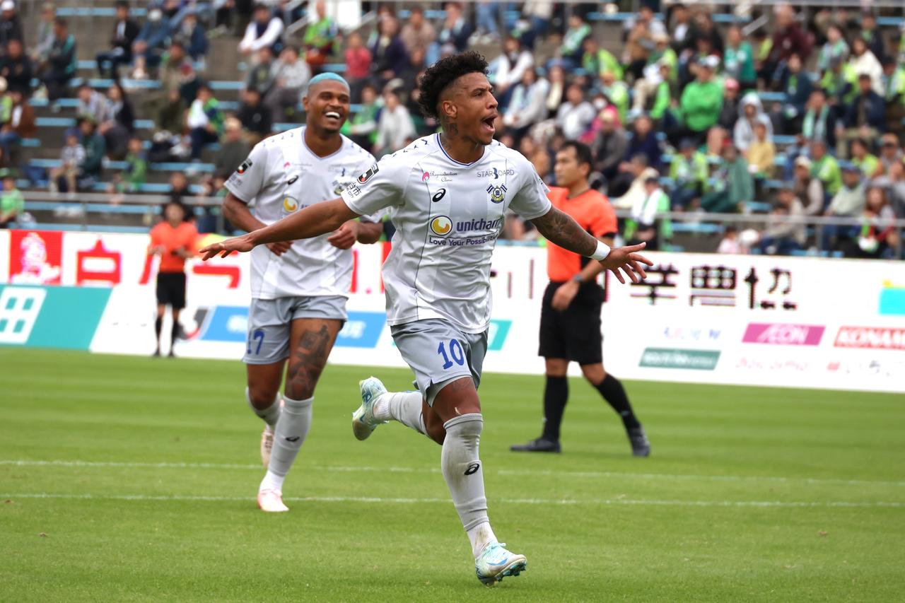 画像 : 5番目の画像 - 【写真】歓喜のジャンプ、観客とハイタッチ、ウェズレイ・タンキとの『フュージョン』、雄叫び！ マルクス・ヴィニシウスのゴール＆パフォーマンスを振り返る（写真◎石倉利英） - サッカーマガジンWEB
