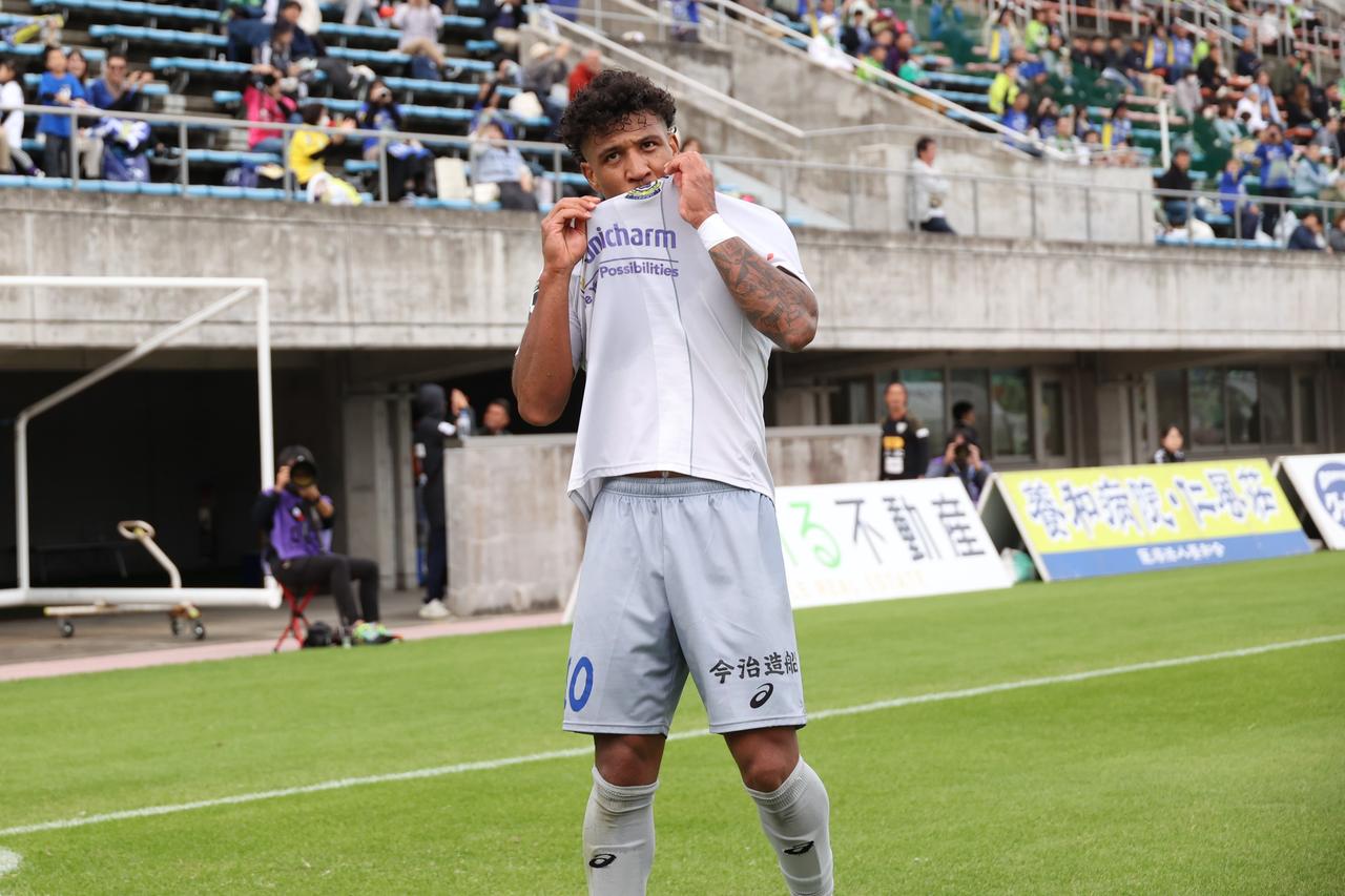 画像 : 18番目の画像 - 【写真】歓喜のジャンプ、観客とハイタッチ、ウェズレイ・タンキとの『フュージョン』、雄叫び！ マルクス・ヴィニシウスのゴール＆パフォーマンスを振り返る（写真◎石倉利英） - サッカーマガジンWEB