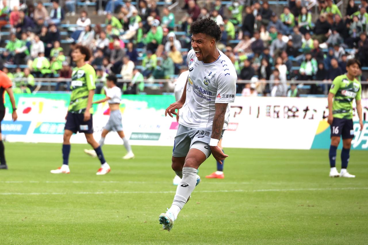 画像 : 11番目の画像 - 【写真】歓喜のジャンプ、観客とハイタッチ、ウェズレイ・タンキとの『フュージョン』、雄叫び! マルクス・ヴィニシウスのゴール&パフォーマンスを振り返る(写真◎石倉利英) - サッカーマガジンWEB