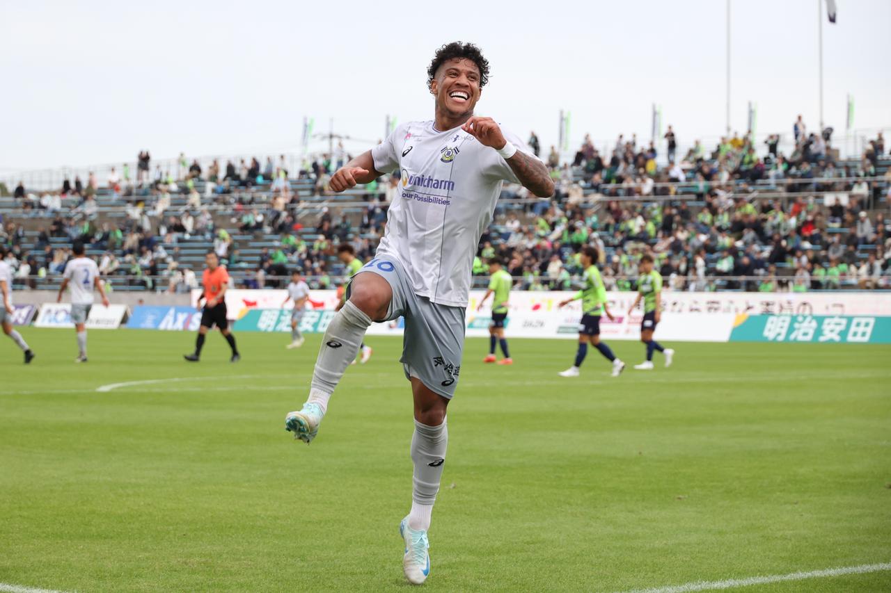 画像 : 12番目の画像 - 【写真】歓喜のジャンプ、観客とハイタッチ、ウェズレイ・タンキとの『フュージョン』、雄叫び! マルクス・ヴィニシウスのゴール&パフォーマンスを振り返る(写真◎石倉利英) - サッカーマガジンWEB