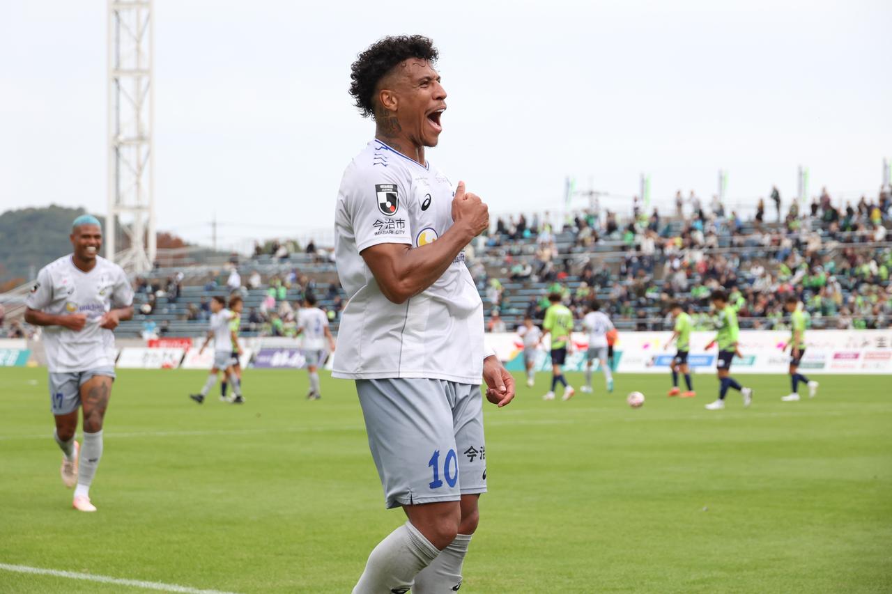 画像 : 14番目の画像 - 【写真】歓喜のジャンプ、観客とハイタッチ、ウェズレイ・タンキとの『フュージョン』、雄叫び! マルクス・ヴィニシウスのゴール&パフォーマンスを振り返る(写真◎石倉利英) - サッカーマガジンWEB