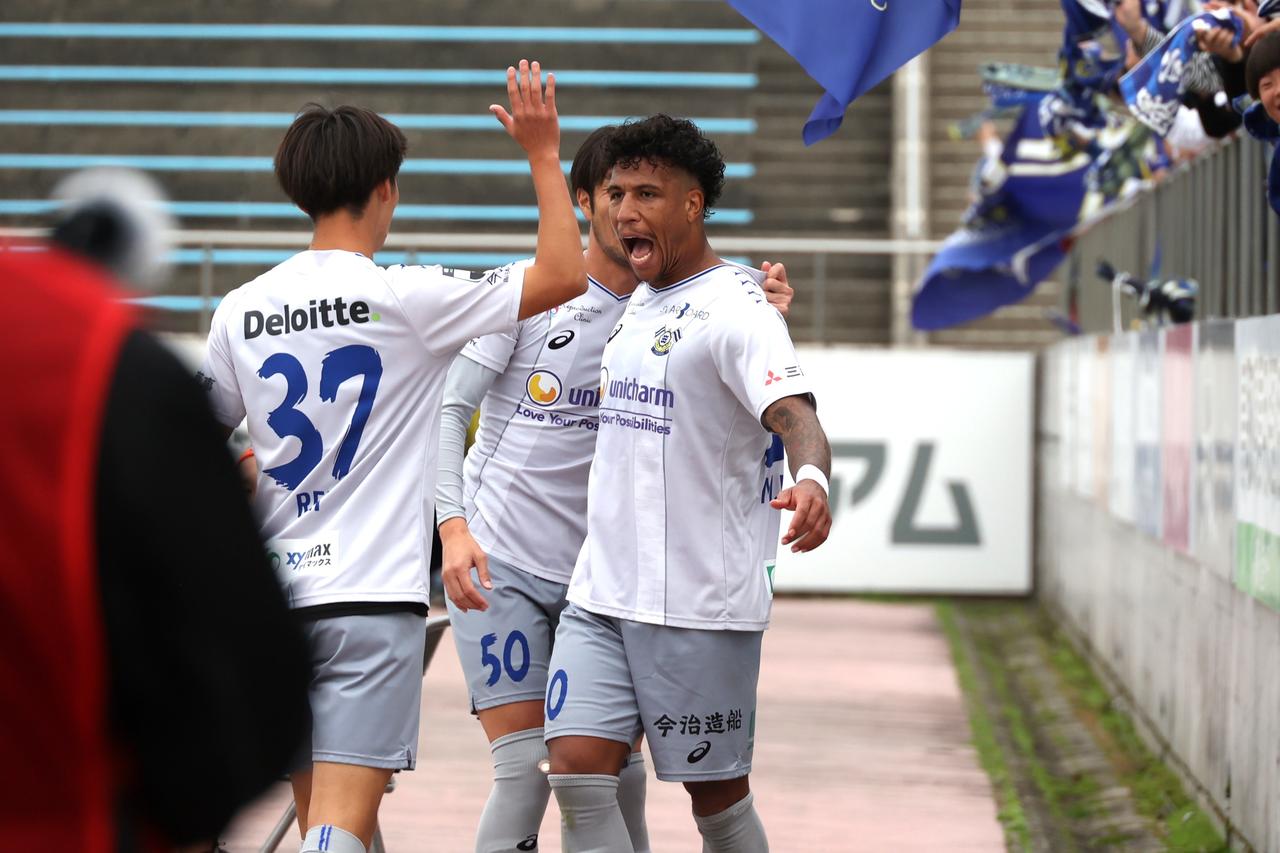 画像 : 8番目の画像 - 【写真】歓喜のジャンプ、観客とハイタッチ、ウェズレイ・タンキとの『フュージョン』、雄叫び! マルクス・ヴィニシウスのゴール&パフォーマンスを振り返る(写真◎石倉利英) - サッカーマガジンWEB