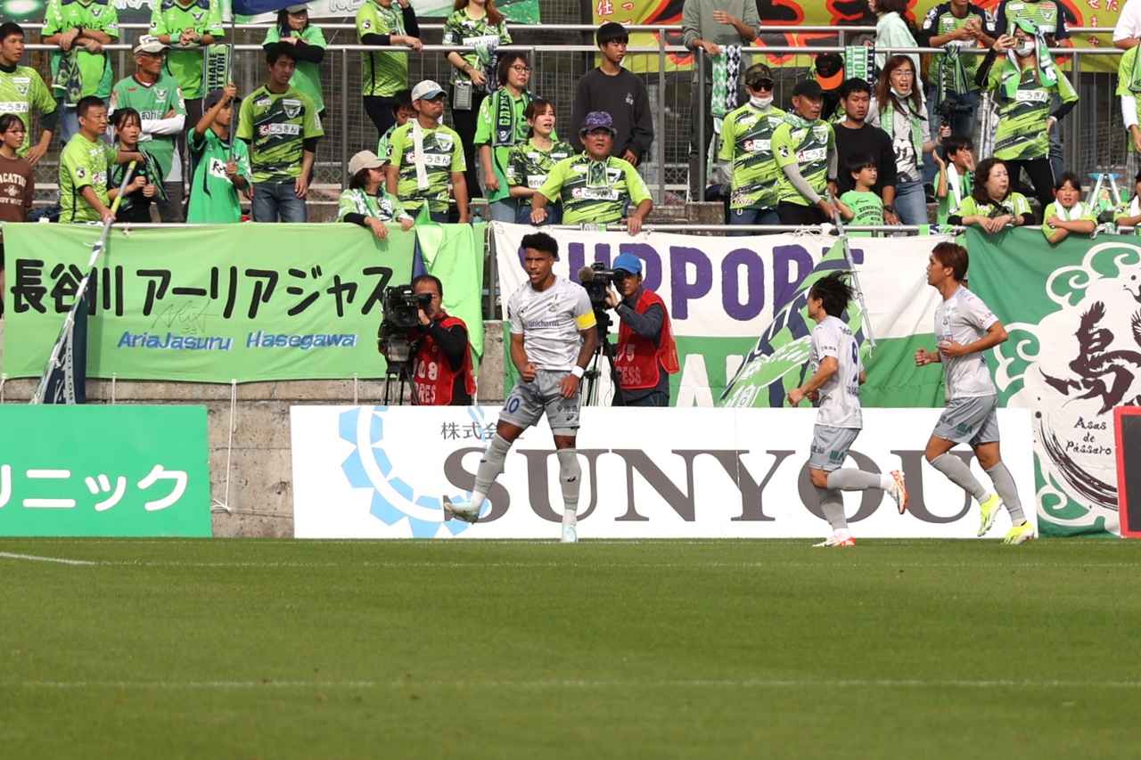 画像 : 2番目の画像 - 【写真】歓喜のジャンプ、観客とハイタッチ、ウェズレイ・タンキとの『フュージョン』、雄叫び！ マルクス・ヴィニシウスのゴール＆パフォーマンスを振り返る（写真◎石倉利英） - サッカーマガジンWEB