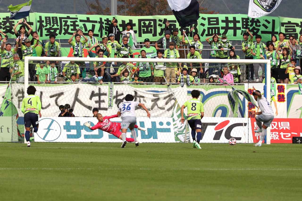 画像 : 1番目の画像 - 【写真】歓喜のジャンプ、観客とハイタッチ、ウェズレイ・タンキとの『フュージョン』、雄叫び！ マルクス・ヴィニシウスのゴール＆パフォーマンスを振り返る（写真◎石倉利英） - サッカーマガジンWEB