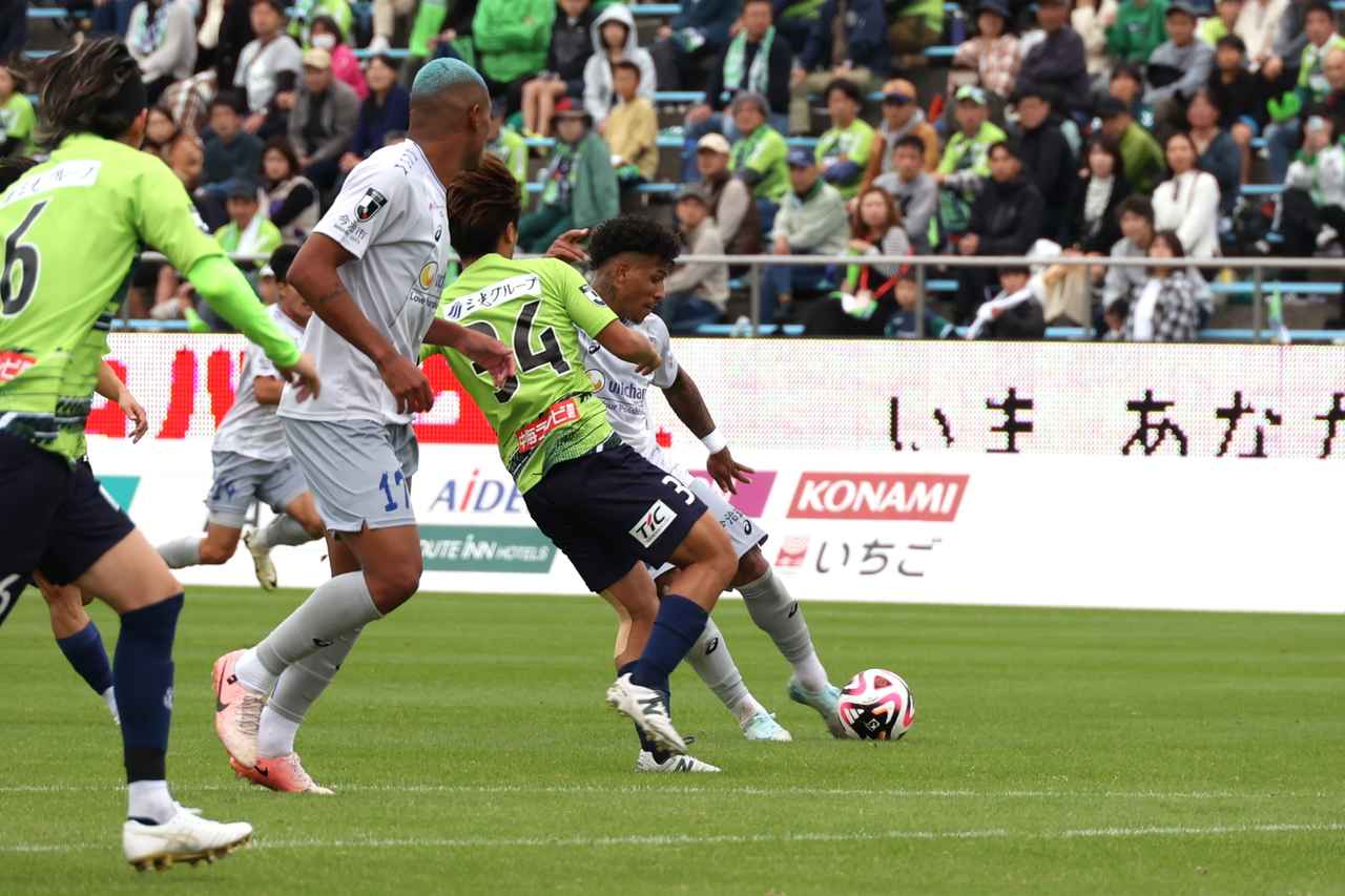 画像 : 3番目の画像 - 【写真】歓喜のジャンプ、観客とハイタッチ、ウェズレイ・タンキとの『フュージョン』、雄叫び！ マルクス・ヴィニシウスのゴール＆パフォーマンスを振り返る（写真◎石倉利英） - サッカーマガジンWEB