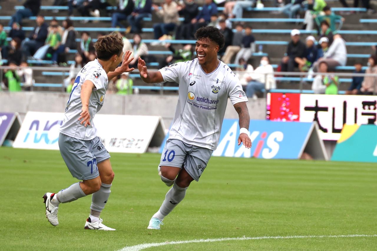 画像 : 4番目の画像 - 【写真】歓喜のジャンプ、観客とハイタッチ、ウェズレイ・タンキとの『フュージョン』、雄叫び！ マルクス・ヴィニシウスのゴール＆パフォーマンスを振り返る（写真◎石倉利英） - サッカーマガジンWEB