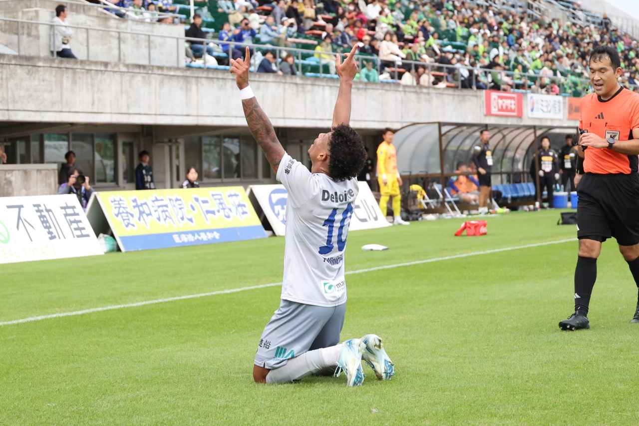 画像 : 20番目の画像 - 【写真】歓喜のジャンプ、観客とハイタッチ、ウェズレイ・タンキとの『フュージョン』、雄叫び! マルクス・ヴィニシウスのゴール&パフォーマンスを振り返る(写真◎石倉利英) - サッカーマガジンWEB