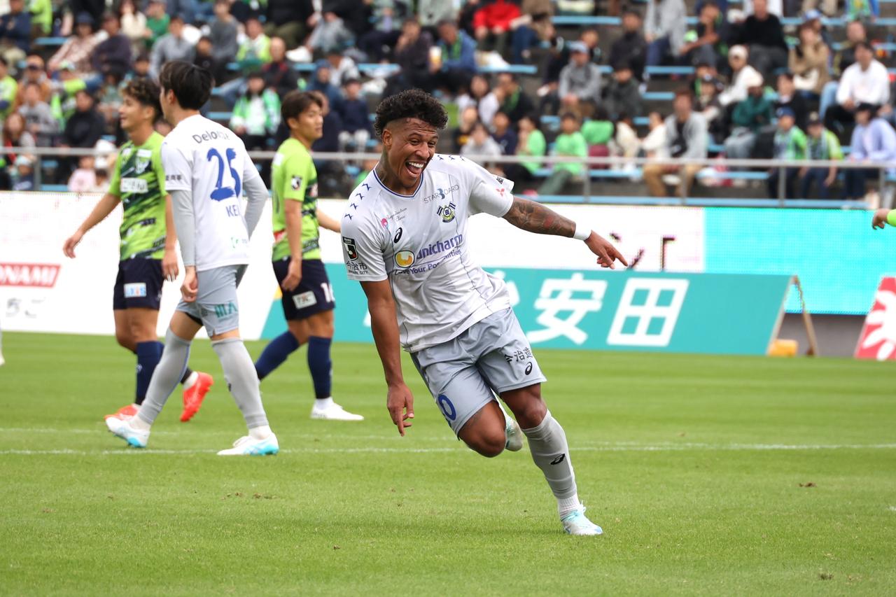 画像 : 10番目の画像 - 【写真】歓喜のジャンプ、観客とハイタッチ、ウェズレイ・タンキとの『フュージョン』、雄叫び! マルクス・ヴィニシウスのゴール&パフォーマンスを振り返る(写真◎石倉利英) - サッカーマガジンWEB