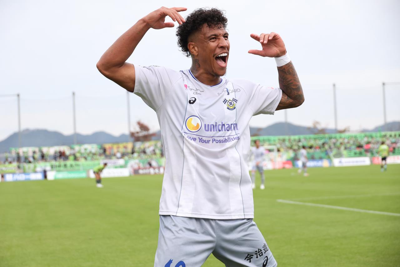 画像 : 15番目の画像 - 【写真】歓喜のジャンプ、観客とハイタッチ、ウェズレイ・タンキとの『フュージョン』、雄叫び！ マルクス・ヴィニシウスのゴール＆パフォーマンスを振り返る（写真◎石倉利英） - サッカーマガジンWEB