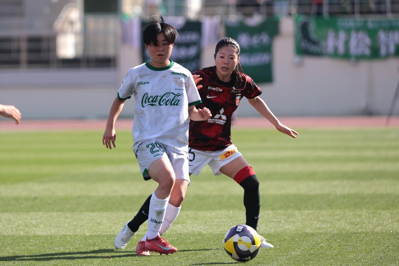 画像 : 19番目の画像 - 【写真】リーグ優勝を狙う2チームの上位対決。東京NBが先制したものの、浦和が最後に追いついて勝ち点1を分け合った（写真◎森田将義） - サッカーマガジンWEB