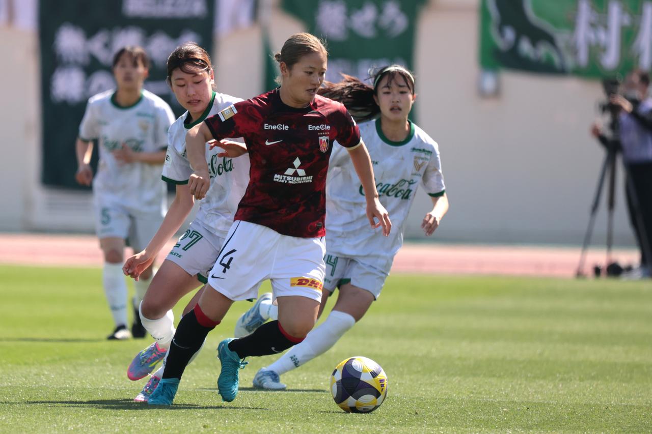 画像 : 4番目の画像 - 【写真】リーグ優勝を狙う2チームの上位対決。東京NBが先制したものの、浦和が最後に追いついて勝ち点1を分け合った（写真◎森田将義） - サッカーマガジンWEB