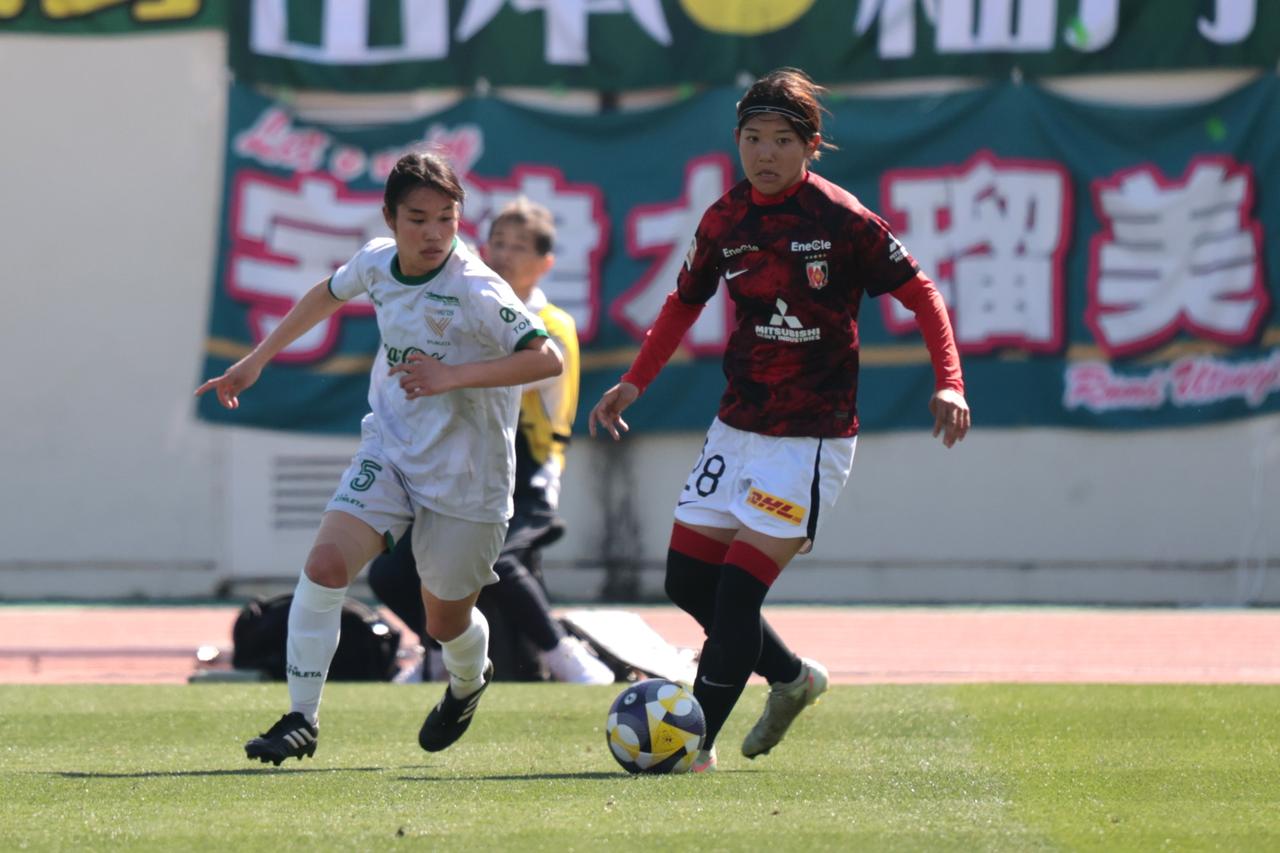 画像 : 8番目の画像 - 【写真】リーグ優勝を狙う2チームの上位対決。東京NBが先制したものの、浦和が最後に追いついて勝ち点1を分け合った（写真◎森田将義） - サッカーマガジンWEB