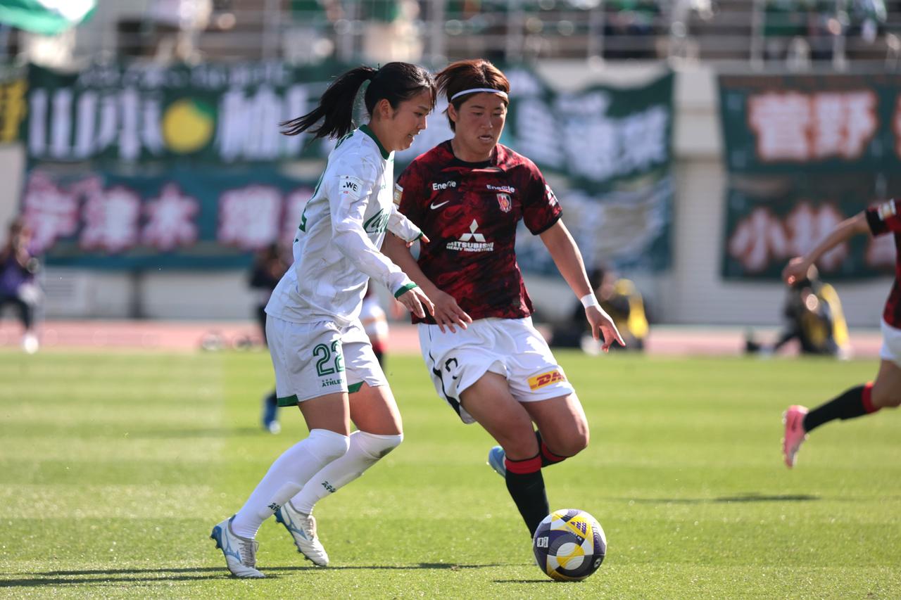 画像 : 12番目の画像 - 【写真】リーグ優勝を狙う2チームの上位対決。東京NBが先制したものの、浦和が最後に追いついて勝ち点1を分け合った（写真◎森田将義） - サッカーマガジンWEB