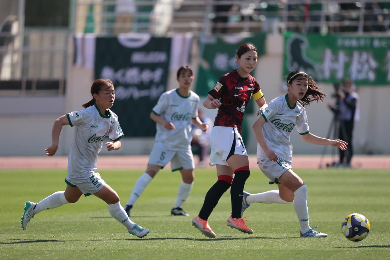 画像 : 6番目の画像 - 【写真】リーグ優勝を狙う2チームの上位対決。東京NBが先制したものの、浦和が最後に追いついて勝ち点1を分け合った（写真◎森田将義） - サッカーマガジンWEB