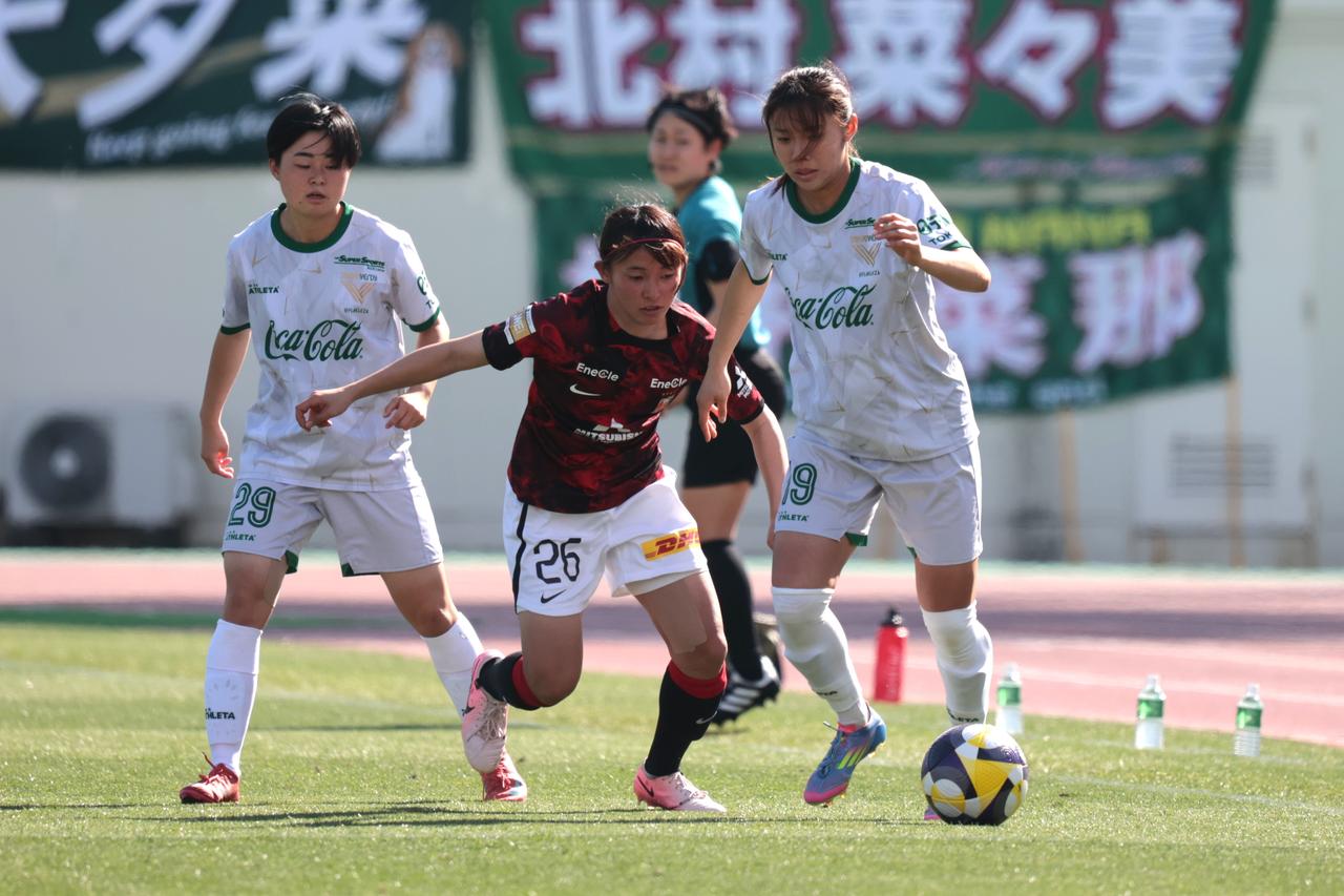 画像 : 13番目の画像 - 【写真】リーグ優勝を狙う2チームの上位対決。東京NBが先制したものの、浦和が最後に追いついて勝ち点1を分け合った（写真◎森田将義） - サッカーマガジンWEB