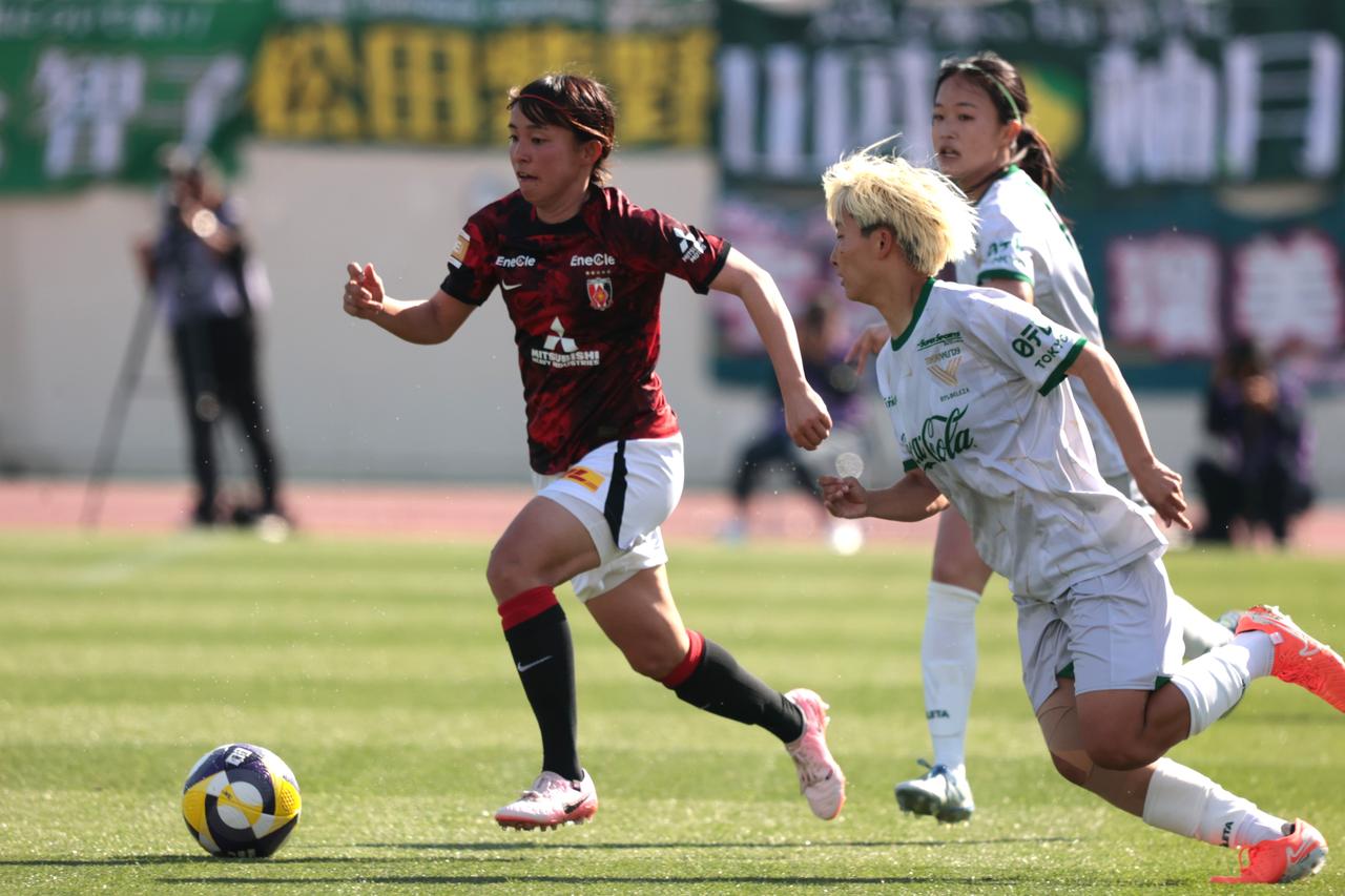 画像 : 14番目の画像 - 【写真】リーグ優勝を狙う2チームの上位対決。東京NBが先制したものの、浦和が最後に追いついて勝ち点1を分け合った（写真◎森田将義） - サッカーマガジンWEB