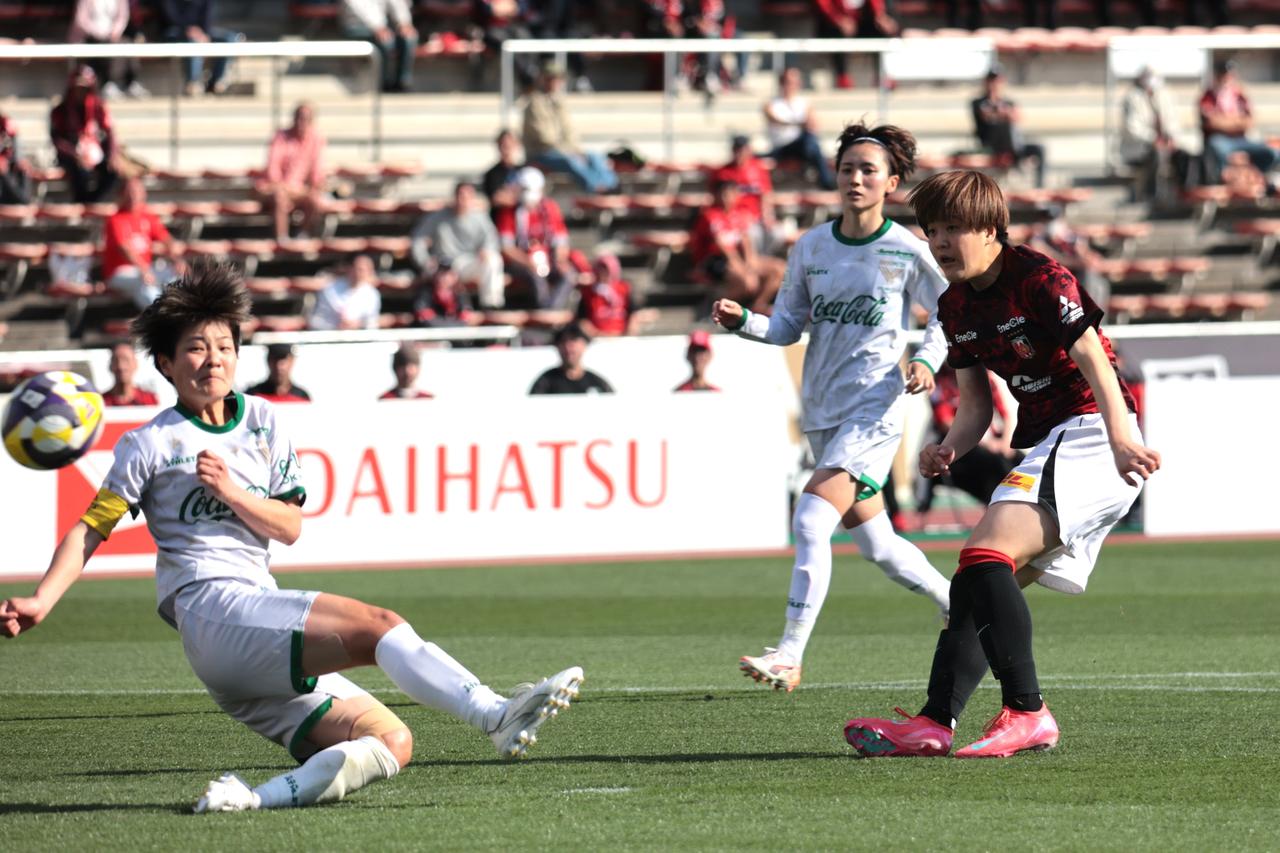 画像 : 23番目の画像 - 【写真】リーグ優勝を狙う2チームの上位対決。東京NBが先制したものの、浦和が最後に追いついて勝ち点1を分け合った（写真◎森田将義） - サッカーマガジンWEB