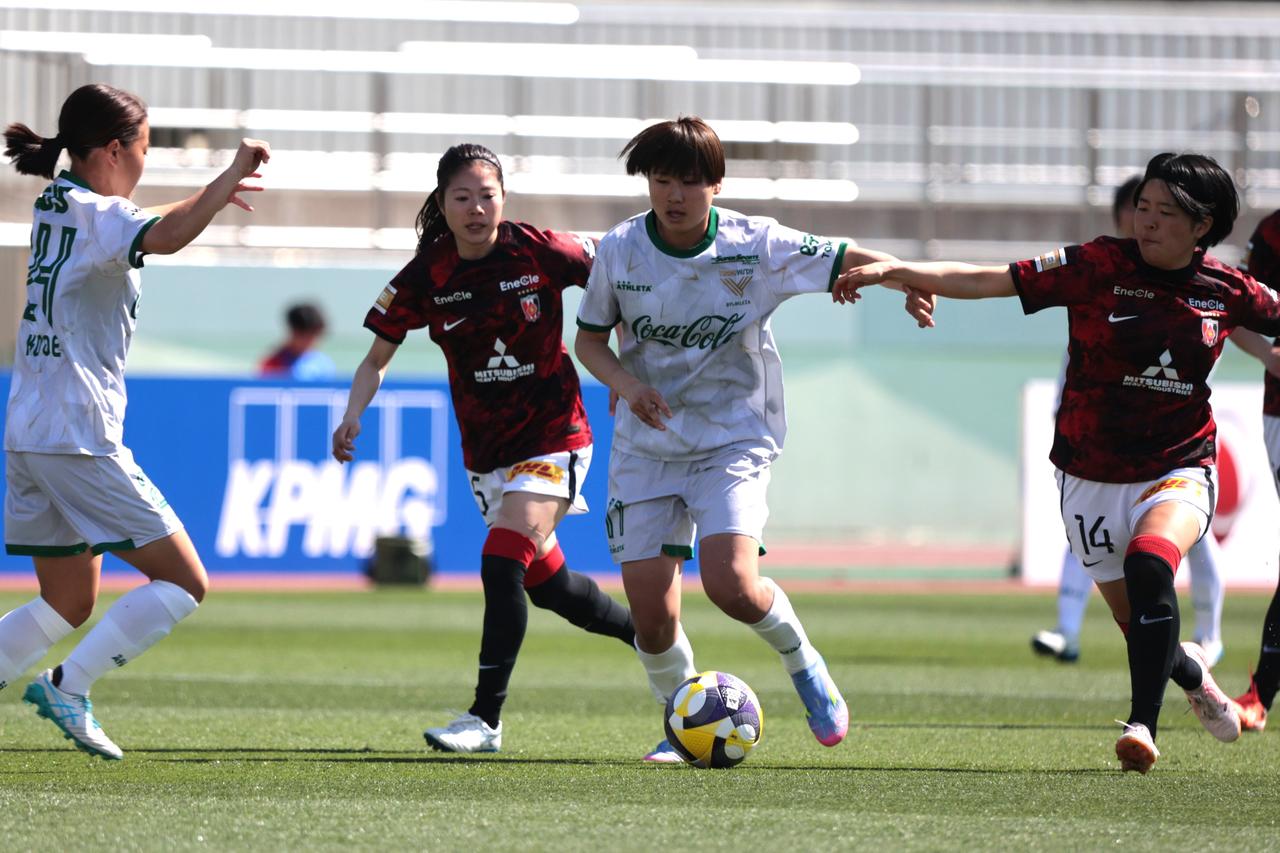 画像 : 2番目の画像 - 【写真】リーグ優勝を狙う2チームの上位対決。東京NBが先制したものの、浦和が最後に追いついて勝ち点1を分け合った（写真◎森田将義） - サッカーマガジンWEB