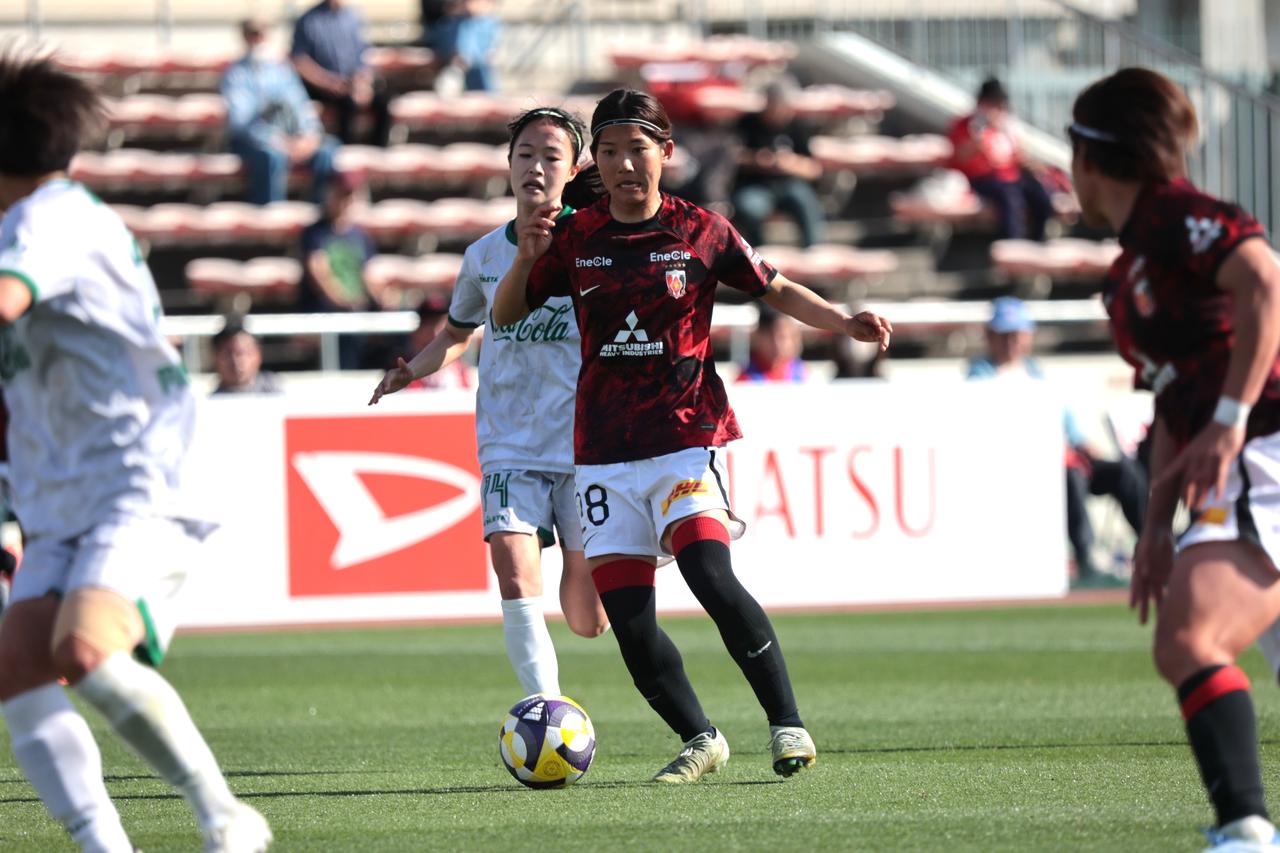 画像 : 15番目の画像 - 【写真】リーグ優勝を狙う2チームの上位対決。東京NBが先制したものの、浦和が最後に追いついて勝ち点1を分け合った（写真◎森田将義） - サッカーマガジンWEB