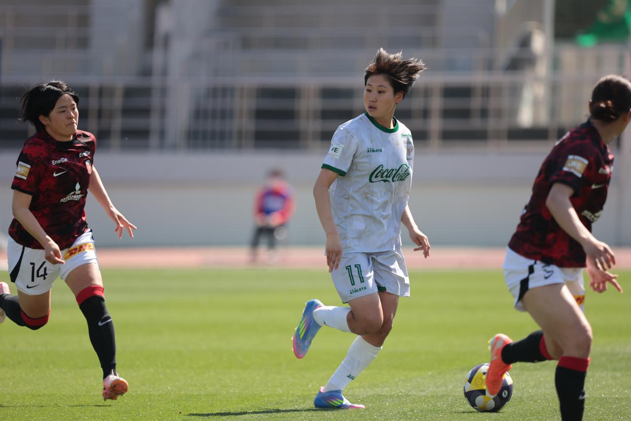 画像 : 3番目の画像 - 【写真】リーグ優勝を狙う2チームの上位対決。東京NBが先制したものの、浦和が最後に追いついて勝ち点1を分け合った（写真◎森田将義） - サッカーマガジンWEB