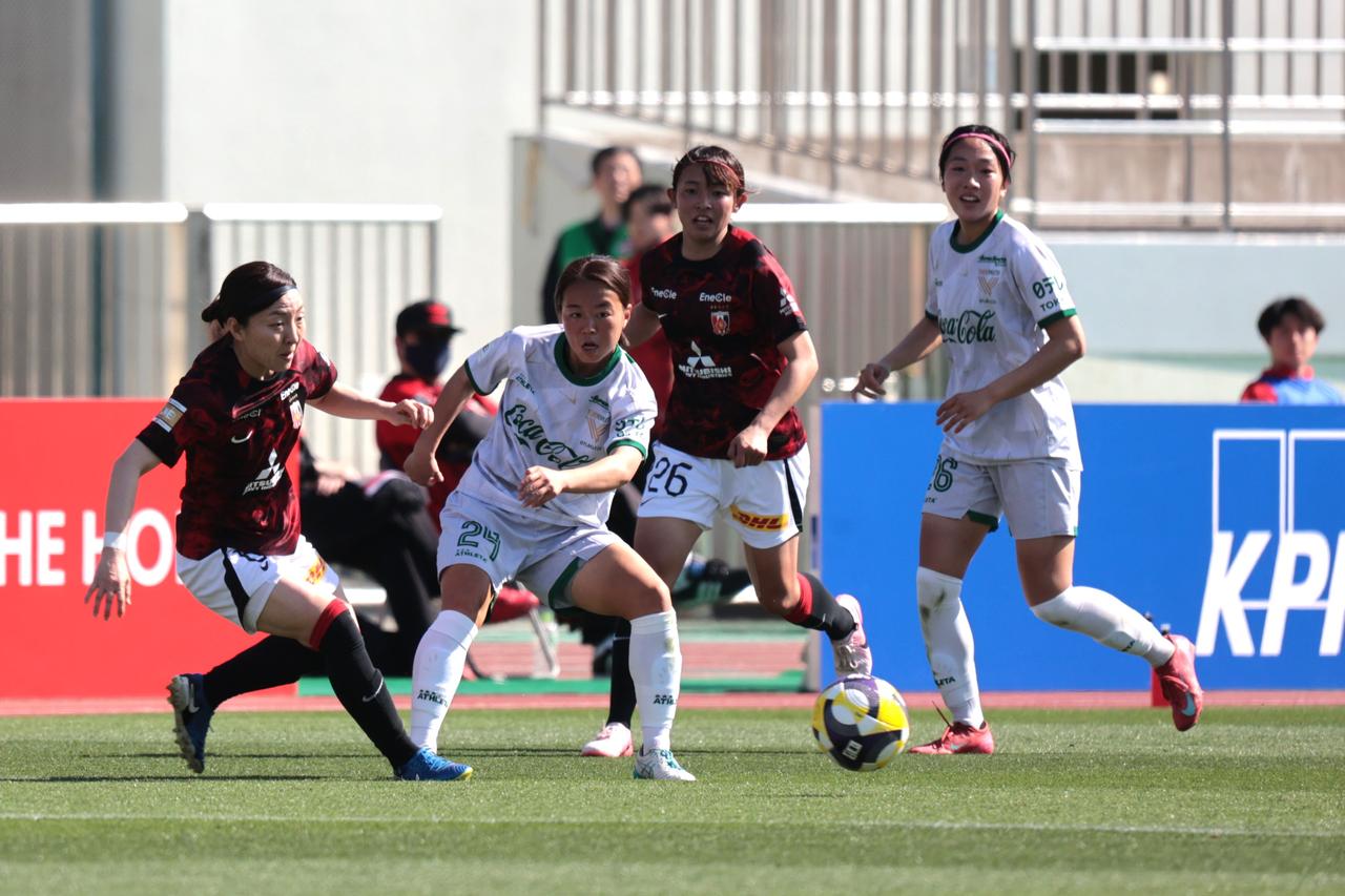 画像 : 9番目の画像 - 【写真】リーグ優勝を狙う2チームの上位対決。東京NBが先制したものの、浦和が最後に追いついて勝ち点1を分け合った（写真◎森田将義） - サッカーマガジンWEB