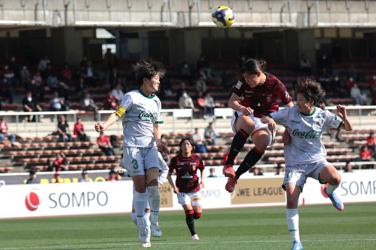 画像 : 18番目の画像 - 【写真】リーグ優勝を狙う2チームの上位対決。東京NBが先制したものの、浦和が最後に追いついて勝ち点1を分け合った（写真◎森田将義） - サッカーマガジンWEB