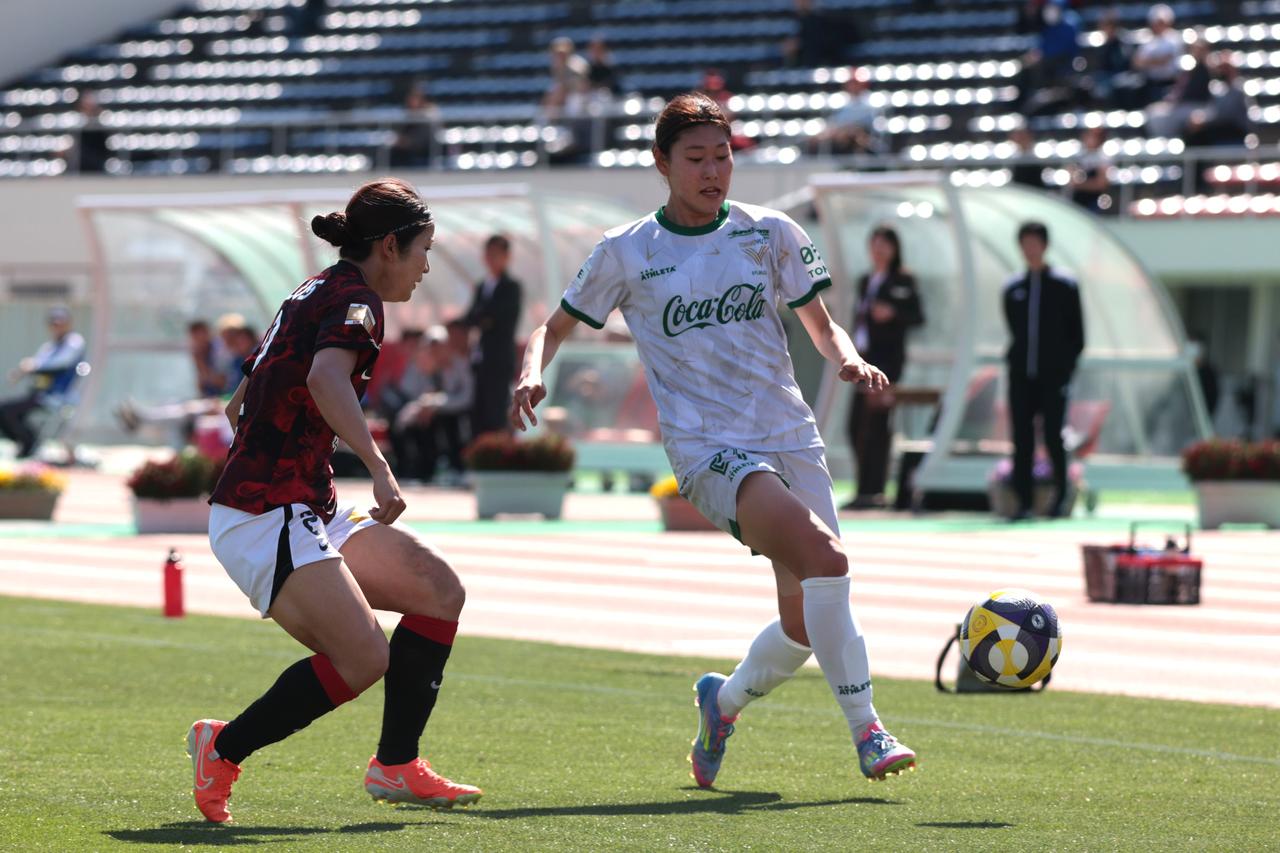 画像 : 7番目の画像 - 【写真】リーグ優勝を狙う2チームの上位対決。東京NBが先制したものの、浦和が最後に追いついて勝ち点1を分け合った（写真◎森田将義） - サッカーマガジンWEB