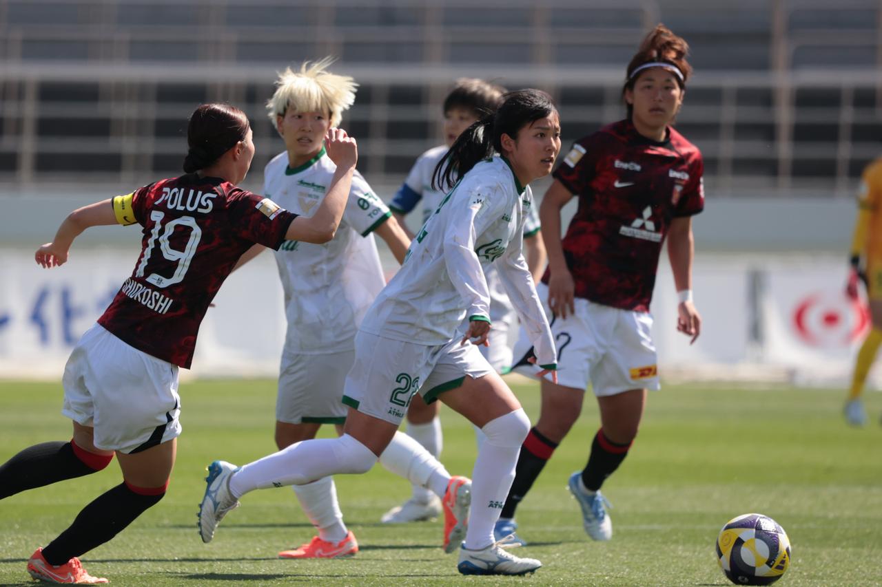 画像 : 5番目の画像 - 【写真】リーグ優勝を狙う2チームの上位対決。東京NBが先制したものの、浦和が最後に追いついて勝ち点1を分け合った（写真◎森田将義） - サッカーマガジンWEB