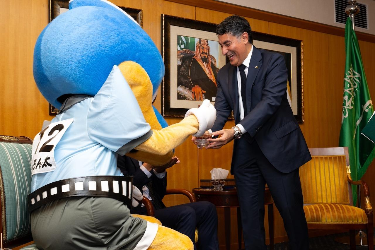 画像 : 2番目の画像 - 【貴重写真】ふろん太と中西哲生特命大使がサウジアラビア大使館を訪問！（写真◎KAWASAKI FRONTALE） - サッカーマガジンWEB