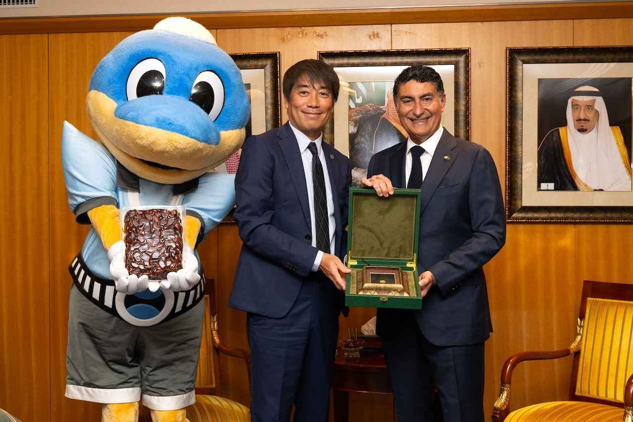画像 : 3番目の画像 - 【貴重写真】ふろん太と中西哲生特命大使がサウジアラビア大使館を訪問！（写真◎KAWASAKI FRONTALE） - サッカーマガジンWEB