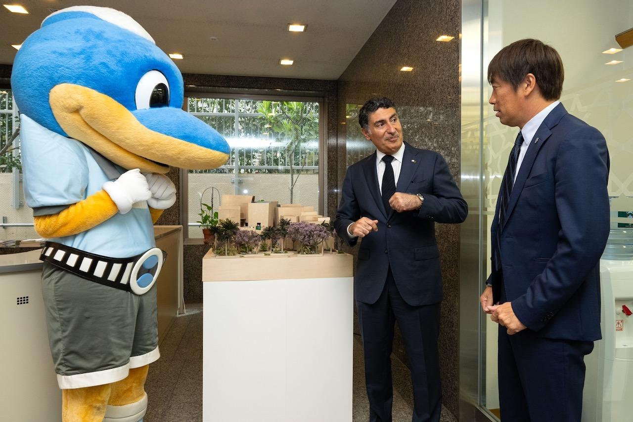 画像 : 4番目の画像 - 【貴重写真】ふろん太と中西哲生特命大使がサウジアラビア大使館を訪問！（写真◎KAWASAKI FRONTALE） - サッカーマガジンWEB