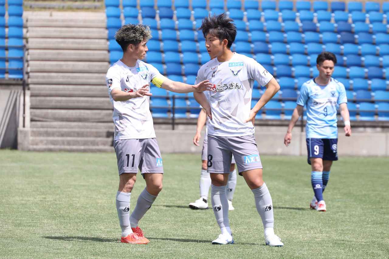 画像 : 4番目の画像 - 【写真】読みはキン・セメイだが欧文は『JIN Shiming』で、背番号の下にも『JIN』が。チームメイトのアドバイスも受けながらのデビュー戦だった（写真◎石倉利英） - サッカーマガジンWEB