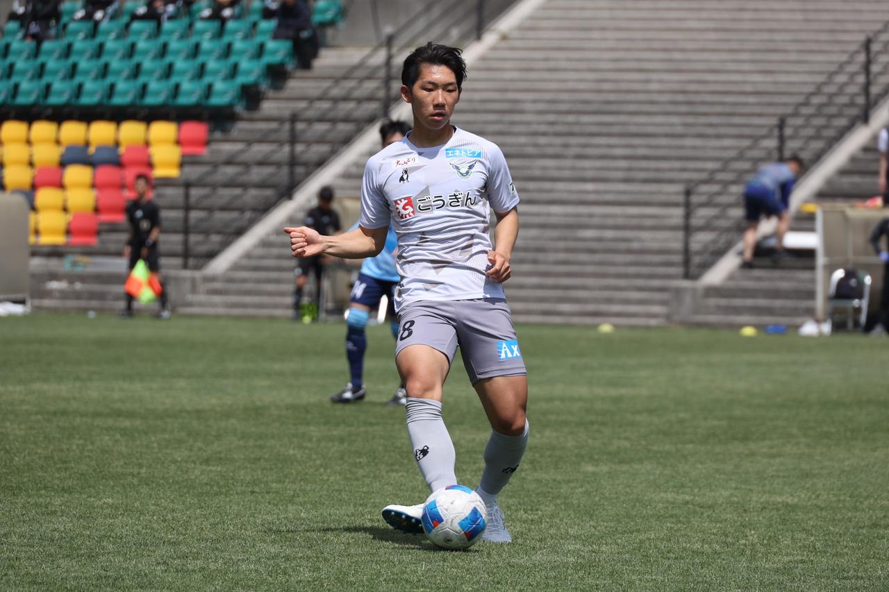 画像 : 2番目の画像 - 【写真】読みはキン・セメイだが欧文は『JIN Shiming』で、背番号の下にも『JIN』が。チームメイトのアドバイスも受けながらのデビュー戦だった(写真◎石倉利英) - サッカーマガジンWEB