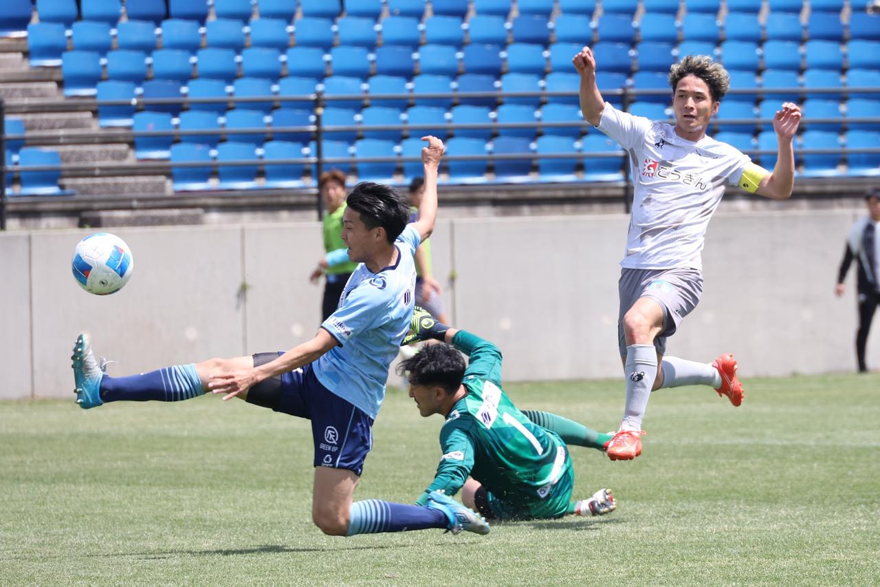 Images : 3番目の画像 - 【写真】鳥取の練習拠点であるオールガイナーレYAJINスタジアムでの対戦は、鳥取が後半に3得点を挙げて完封勝利（写真◎石倉利英） - サッカーマガジンWEB