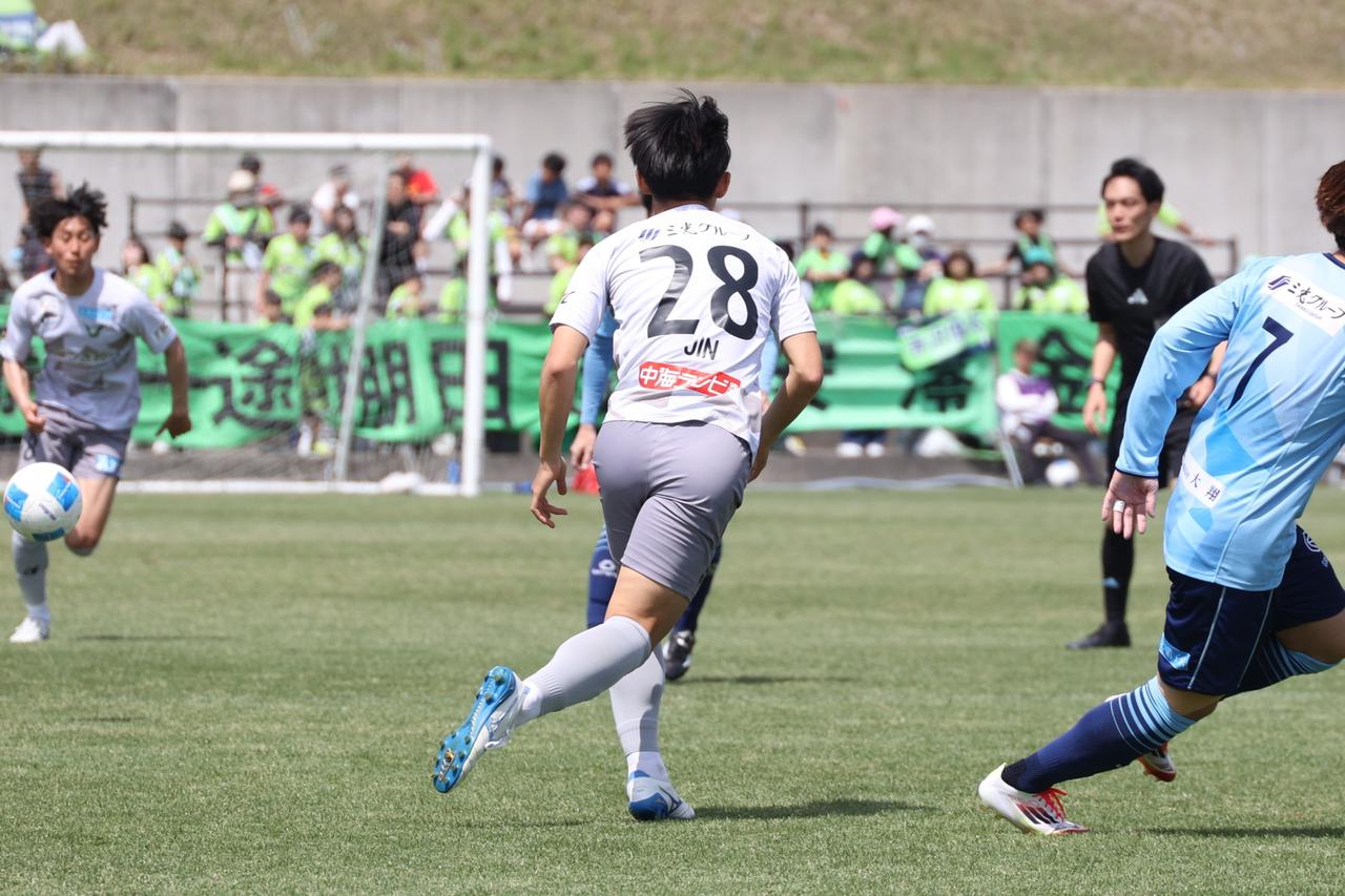 画像 : 1番目の画像 - 【写真】読みはキン・セメイだが欧文は『JIN Shiming』で、背番号の下にも『JIN』が。チームメイトのアドバイスも受けながらのデビュー戦だった(写真◎石倉利英) - サッカーマガジンWEB