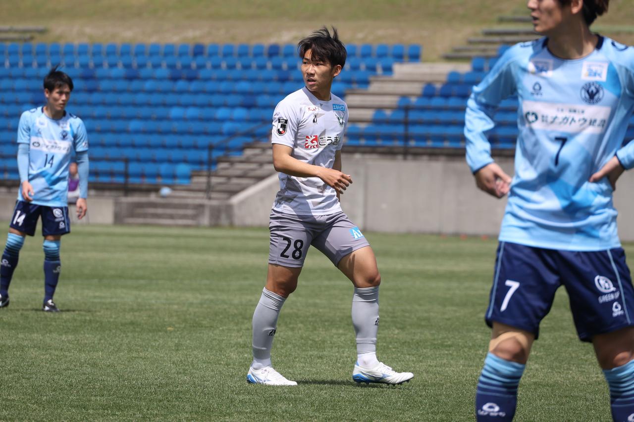 画像 : 3番目の画像 - 【写真】読みはキン・セメイだが欧文は『JIN Shiming』で、背番号の下にも『JIN』が。チームメイトのアドバイスも受けながらのデビュー戦だった（写真◎石倉利英） - サッカーマガジンWEB