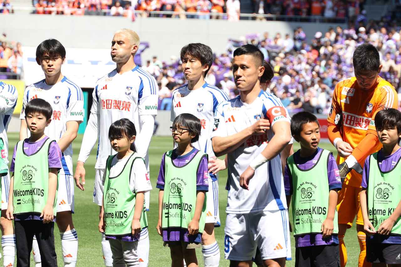 画像 : 1番目の画像 - 【写真】先発で7試合ぶりの出場となった新井。セットプレーの守備では広島DF荒木のマークを任され、激しく体をぶつけるなどして封じた（写真◎石倉利英） - サッカーマガジンWEB