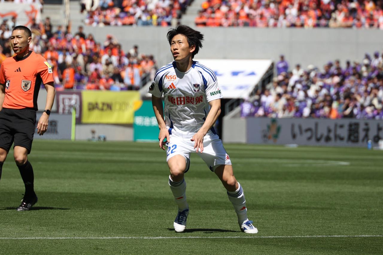 画像 : 2番目の画像 - 【写真】先発で7試合ぶりの出場となった新井。セットプレーの守備では広島DF荒木のマークを任され、激しく体をぶつけるなどして封じた（写真◎石倉利英） - サッカーマガジンWEB