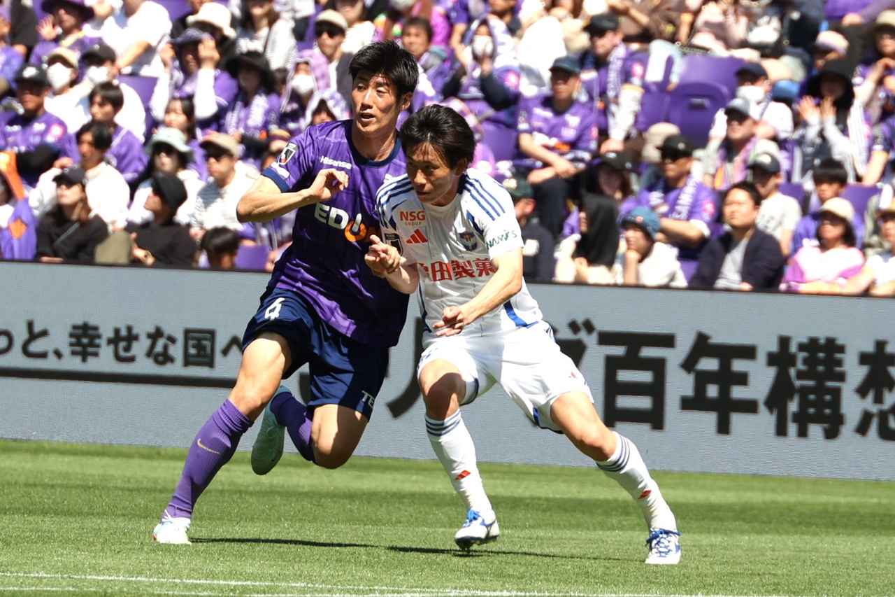 画像 : 5番目の画像 - 【写真】先発で7試合ぶりの出場となった新井。セットプレーの守備では広島DF荒木のマークを任され、激しく体をぶつけるなどして封じた（写真◎石倉利英） - サッカーマガジンWEB