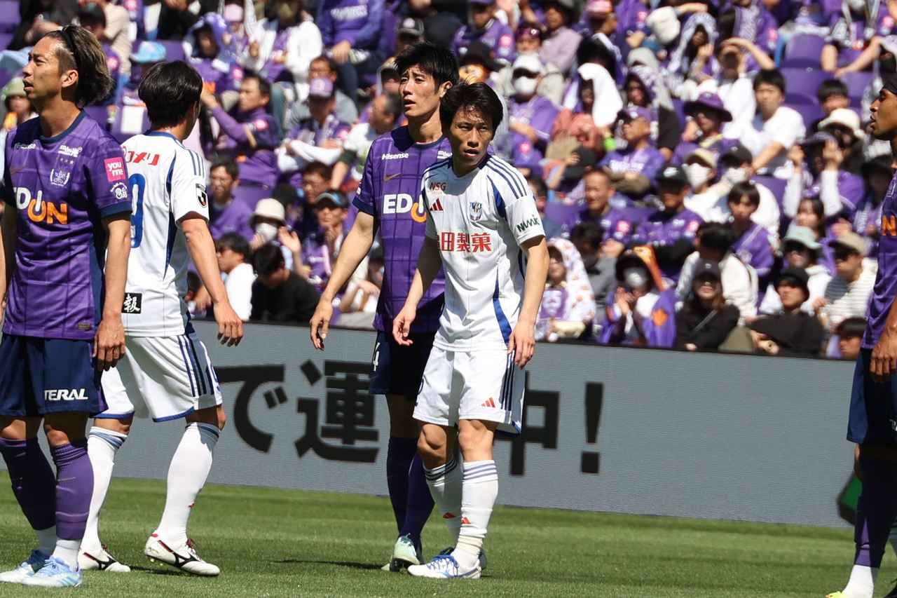 画像 : 4番目の画像 - 【写真】先発で7試合ぶりの出場となった新井。セットプレーの守備では広島DF荒木のマークを任され、激しく体をぶつけるなどして封じた（写真◎石倉利英） - サッカーマガジンWEB