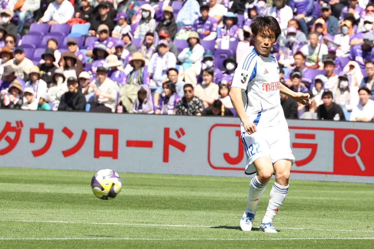 画像 : 3番目の画像 - 【写真】先発で7試合ぶりの出場となった新井。セットプレーの守備では広島DF荒木のマークを任され、激しく体をぶつけるなどして封じた（写真◎石倉利英） - サッカーマガジンWEB