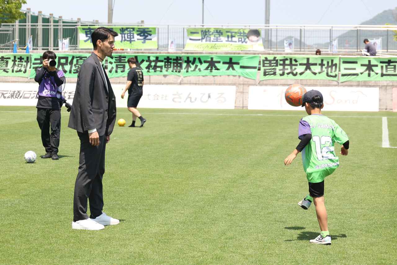 画像 : 8番目の画像 - 【写真】試合前のイベント『家族でピッチの上で遊ぼう！』では家族連れが楽しくボールを蹴った。鳥取のクラブアンバサダー・長谷川アーリアジャスール氏の姿も（写真◎石倉利英） - サッカーマガジンWEB